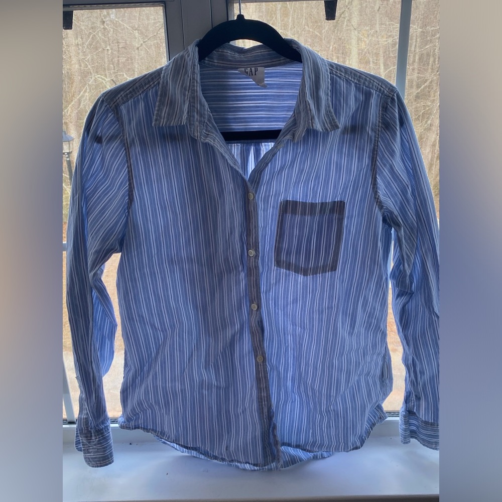 GAP button down women’s dress shirt